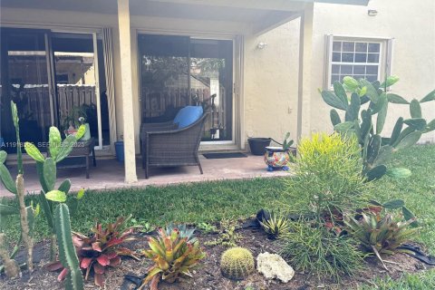 Villa ou maison à vendre à Hialeah, Floride: 4 chambres, 260.13 m2 № 2051440 - photo 2