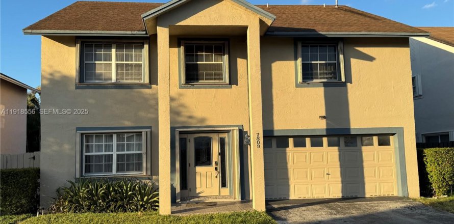 Villa ou maison à Hialeah, Floride 4 chambres, 260.13 m2 № 2051440