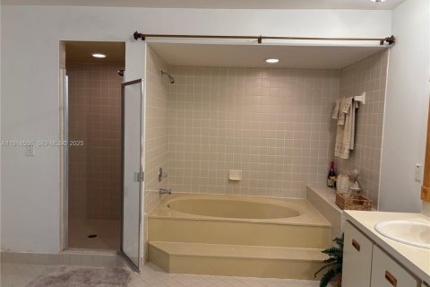 Villa ou maison à vendre à Hialeah, Floride: 4 chambres, 260.13 m2 № 2051440 - photo 14