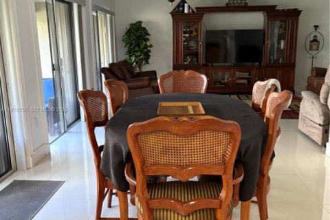 Villa ou maison à vendre à Hialeah, Floride: 4 chambres, 260.13 m2 № 2051440 - photo 8