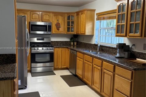 Villa ou maison à vendre à Hialeah, Floride: 4 chambres, 260.13 m2 № 2051440 - photo 7