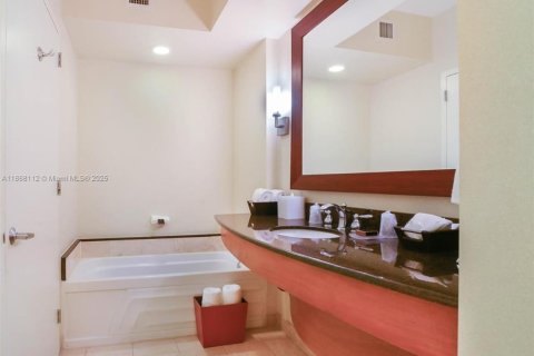 Condominio en venta en Sunny Isles Beach, Florida, 51.19 m2 № 1983526 - foto 9