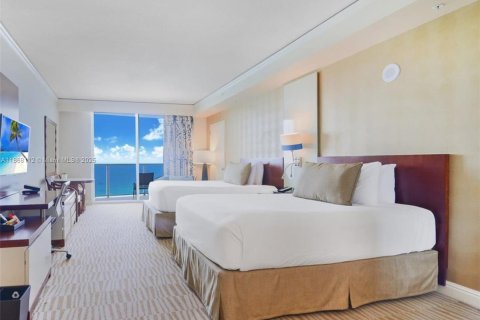 Condominio en venta en Sunny Isles Beach, Florida, 51.19 m2 № 1983526 - foto 2