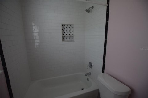 Villa ou maison à louer à Belle Isle, Floride: 3 chambres, 101.64 m2 № 2414023 - photo 22