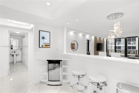 Condo in Surfside, Florida, 2 bedrooms  № 1875278 - photo 17