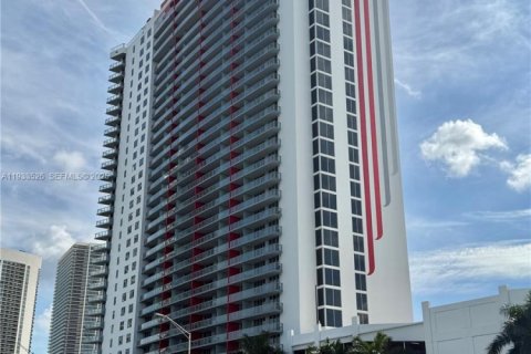 Condo in Hallandale Beach, Florida, 2 bedrooms  № 1991443 - photo 2