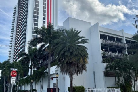 Condo in Hallandale Beach, Florida, 2 bedrooms  № 1991443 - photo 3