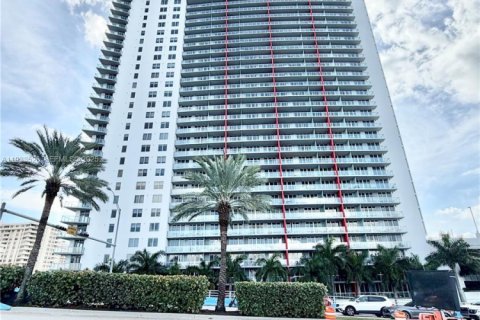 Condo in Hallandale Beach, Florida, 2 bedrooms  № 1991443 - photo 1