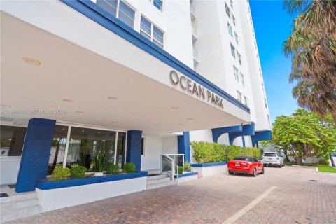 Condo in Miami Beach, Florida, 1 bedroom № 2059338 - photo 20