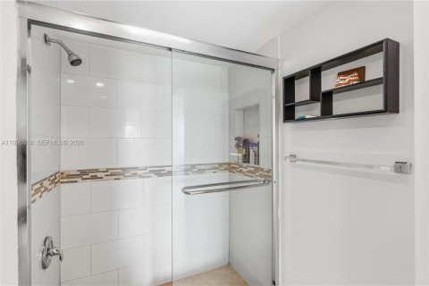 Condo in Miami Beach, Florida, 1 bedroom № 2059338 - photo 17