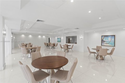 Condo in Miami Beach, Florida, 1 bedroom № 2059338 - photo 24