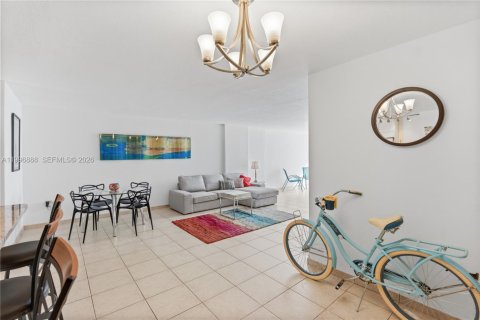 Condo in Miami Beach, Florida, 1 bedroom № 2059338 - photo 11