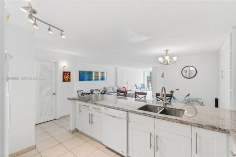 Condo in Miami Beach, Florida, 1 bedroom № 2059338 - photo 13