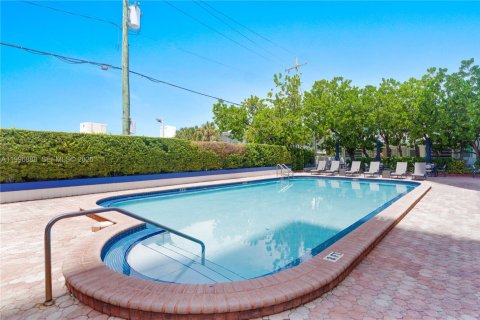 Condo in Miami Beach, Florida, 1 bedroom № 2059338 - photo 25