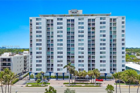 Condo in Miami Beach, Florida, 1 bedroom № 2059338 - photo 6