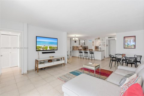 Condo in Miami Beach, Florida, 1 bedroom № 2059338 - photo 10