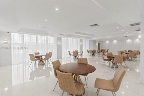 Condo in Miami Beach, Florida, 1 bedroom № 2059338 - photo 23