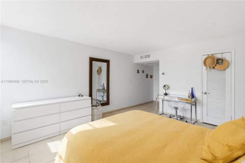 Condo in Miami Beach, Florida, 1 bedroom № 2059338 - photo 15