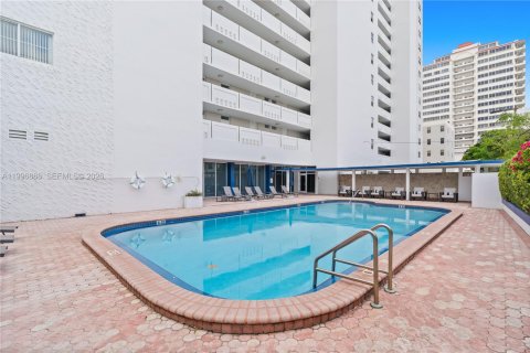 Condo in Miami Beach, Florida, 1 bedroom № 2059338 - photo 26
