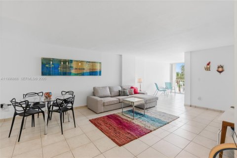 Condo in Miami Beach, Florida, 1 bedroom № 2059338 - photo 8