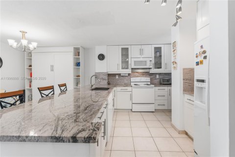 Condo in Miami Beach, Florida, 1 bedroom № 2059338 - photo 12