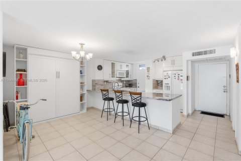 Condo in Miami Beach, Florida, 1 bedroom № 2059338 - photo 7