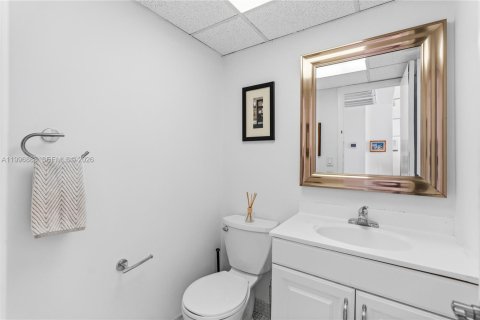 Condo in Miami Beach, Florida, 1 bedroom № 2059338 - photo 19