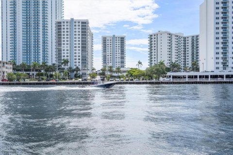 Купить кондоминиум в Халландейл-Бич, Флорида 2 спальни, 132.85м2, № 1969605 - фото 2