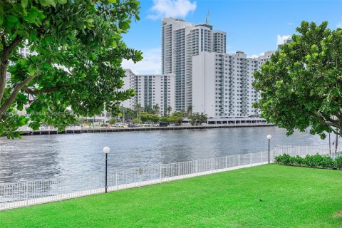 Купить кондоминиум в Халландейл-Бич, Флорида 2 спальни, 132.85м2, № 1969605 - фото 5