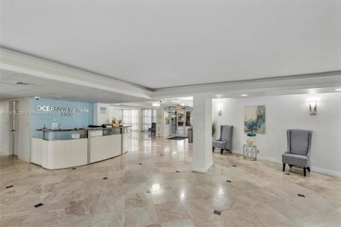 Купить кондоминиум в Халландейл-Бич, Флорида 2 спальни, 132.85м2, № 1969605 - фото 9