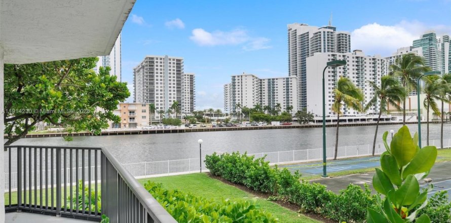 Кондоминиум с 2 спальнями в Халландейл-Бич, Флорида № 1969605