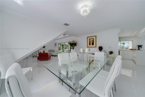 Casa en venta en Miami, Florida, 4 dormitorios, 253.62 m2 № 1766519 - foto 15