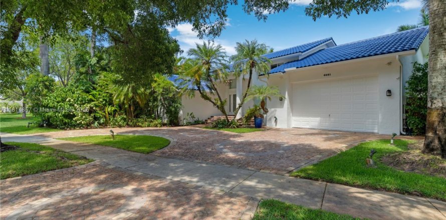 Casa en Miami, Florida 4 dormitorios, 253.62 m2 № 1766519