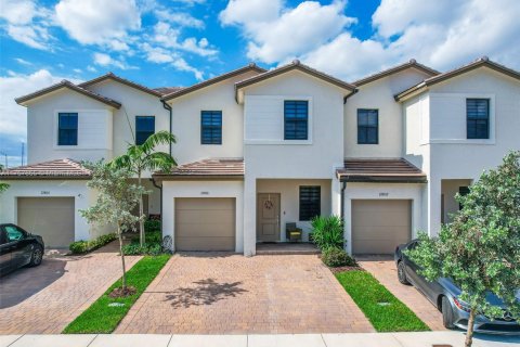 Купить таунхаус в Хомстед, Флорида 3 спальни, 157.66м2, № 1958746 - фото 1