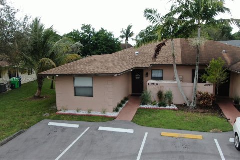 House in Sunrise, Florida 3 bedrooms, 103.86 sq.m. № 1947922 - photo 1
