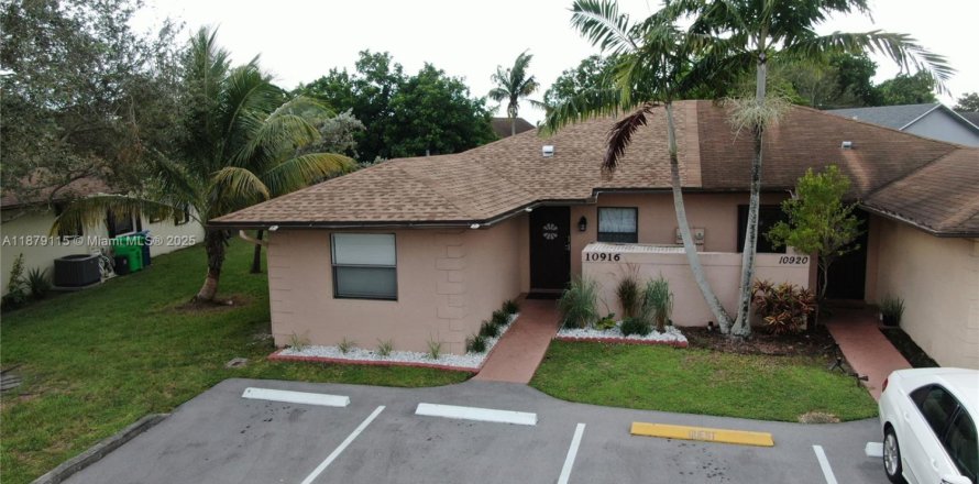 House in Sunrise, Florida 3 bedrooms, 103.86 sq.m. № 1947922
