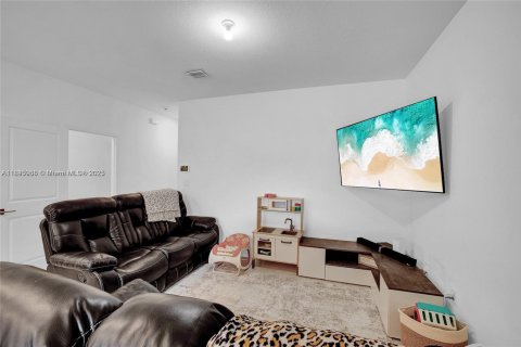 House in Florida City, Florida 3 bedrooms, 136.19 sq.m. № 1871646 - photo 10