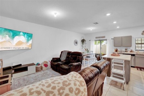 House in Florida City, Florida 3 bedrooms, 136.19 sq.m. № 1871646 - photo 11