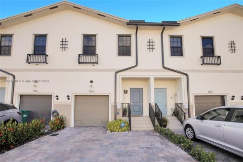 House in Florida City, Florida 3 bedrooms, 136.19 sq.m. № 1871646 - photo 1
