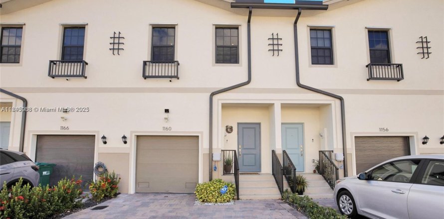 House in Florida City, Florida 3 bedrooms, 136.19 sq.m. № 1871646