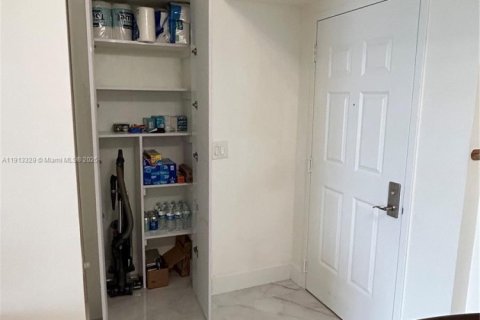 Снять в аренду кондоминиум в Корал-Гейблс, Флорида 2 спальни, 94.76м2, № 1968799 - фото 18