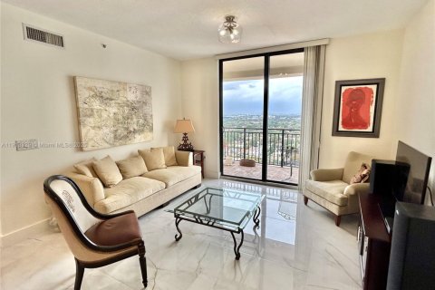 Снять в аренду кондоминиум в Корал-Гейблс, Флорида 2 спальни, 94.76м2, № 1968799 - фото 1