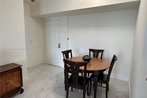 Снять в аренду кондоминиум в Корал-Гейблс, Флорида 2 спальни, 94.76м2, № 1968799 - фото 4