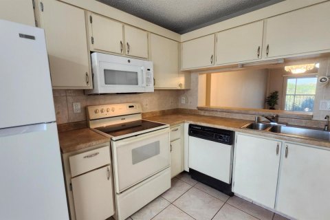 Condo in Lake Worth, Florida, 2 bedrooms  № 2181261 - photo 21