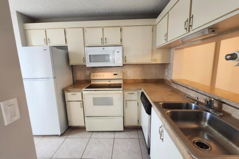 Condo in Lake Worth, Florida, 2 bedrooms  № 2181261 - photo 22