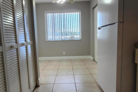 Condo in Lake Worth, Florida, 2 bedrooms  № 2181261 - photo 17