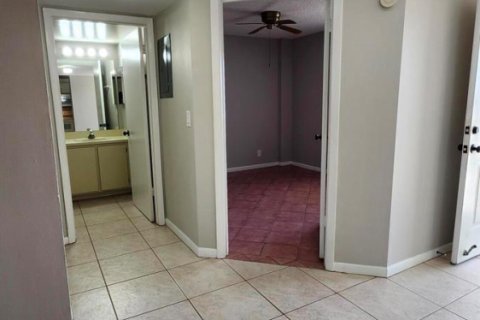 Condo in Lake Worth, Florida, 2 bedrooms  № 2181261 - photo 26