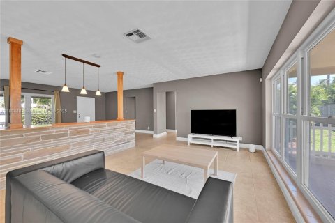 House in Pompano Beach, Florida 2 bedrooms, 158.86 sq.m. № 1948102 - photo 11