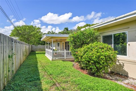 House in Pompano Beach, Florida 2 bedrooms, 158.86 sq.m. № 1948102 - photo 21