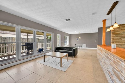 House in Pompano Beach, Florida 2 bedrooms, 158.86 sq.m. № 1948102 - photo 8